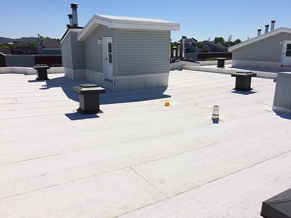 Toiture commerciale avec membrane blanche