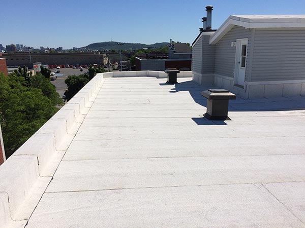 Toit commercial avec membrane blanche