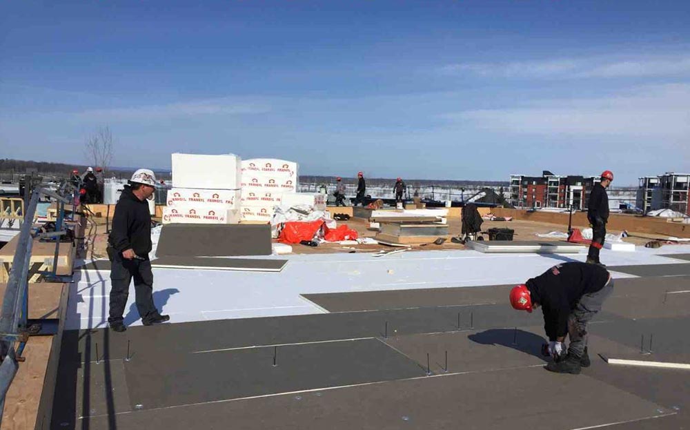 L’équipe de couvreurs certifiés de Toitures PME réalisent un toit plat résidentiel pour immeuble à condos à Mirabel